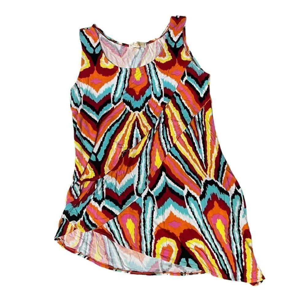 Asymmetrical tank with layers bursting with colors